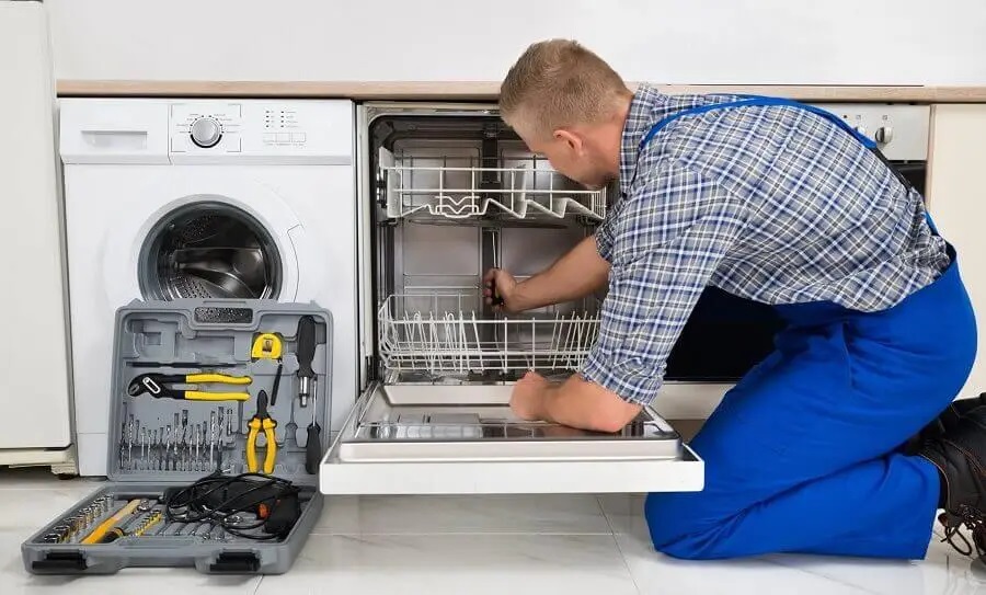 Kazan Gaggenau servisi teknisyen ekibi beyaz eşya tamiri yaparken